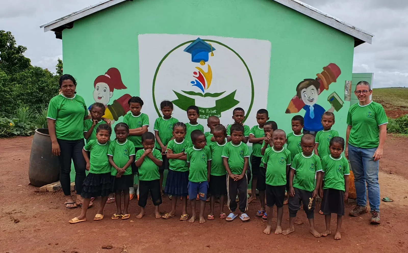Les enfants et l’équipe de Champs d’Avenir devant leur école à Madagascar