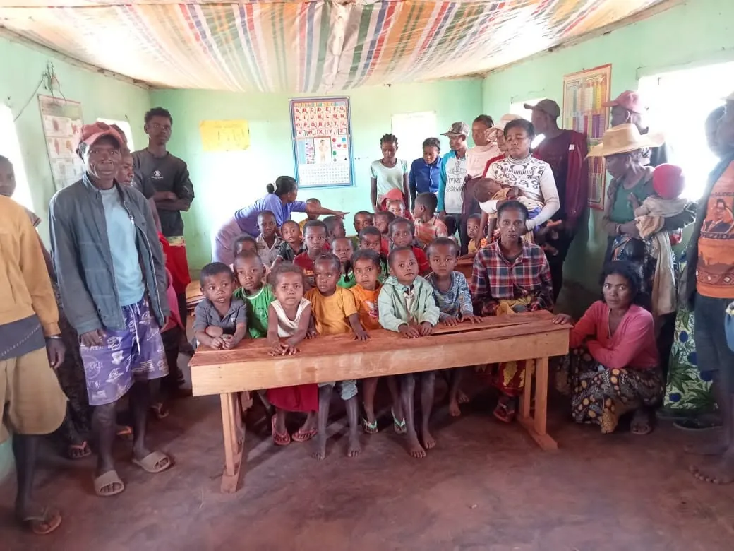 Enfants et adultes réunis dans une classe de l’école Champs d’Avenir.