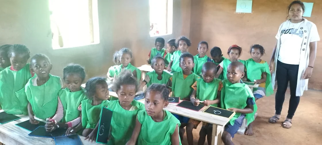 Les enfants dans leur salle de classe à Madagascar