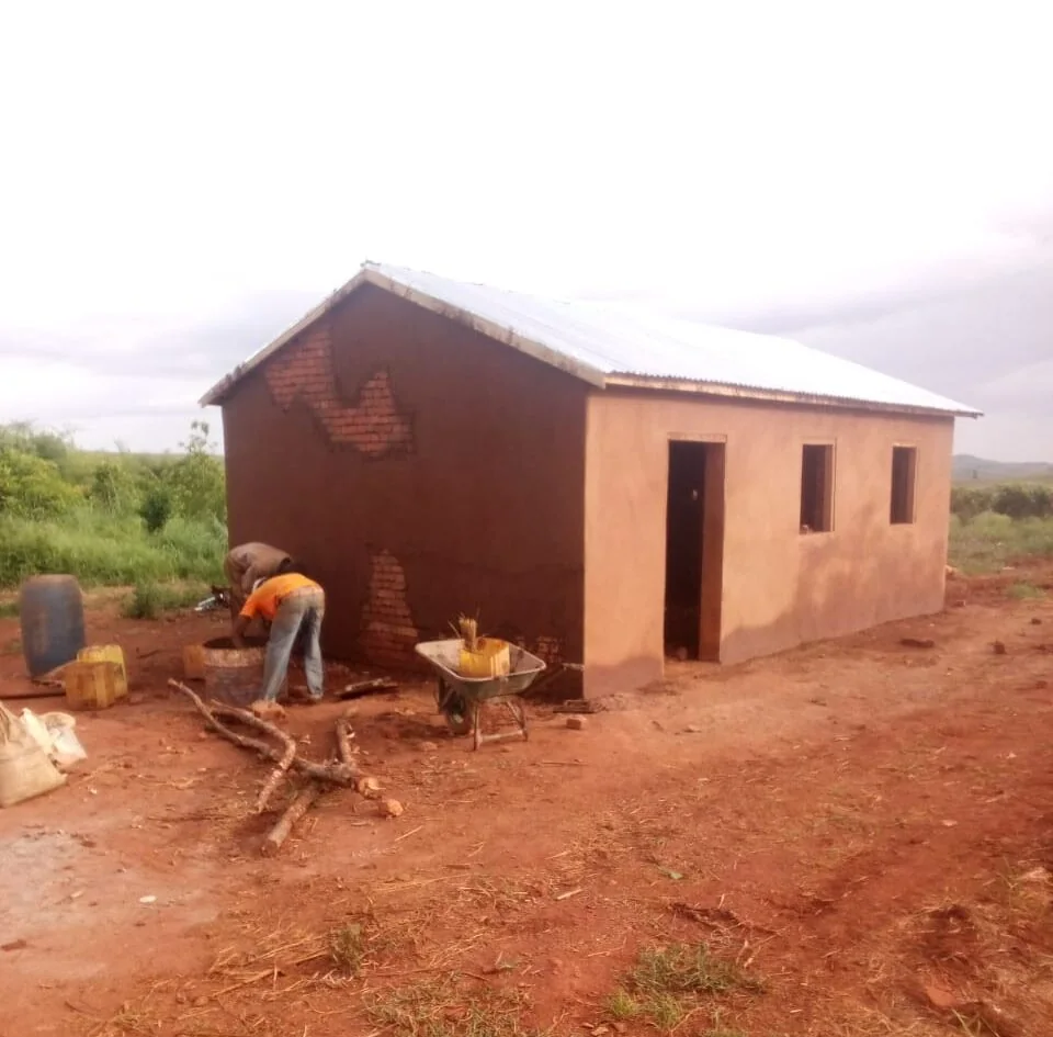 La construction de l’école sur le terrain du projet